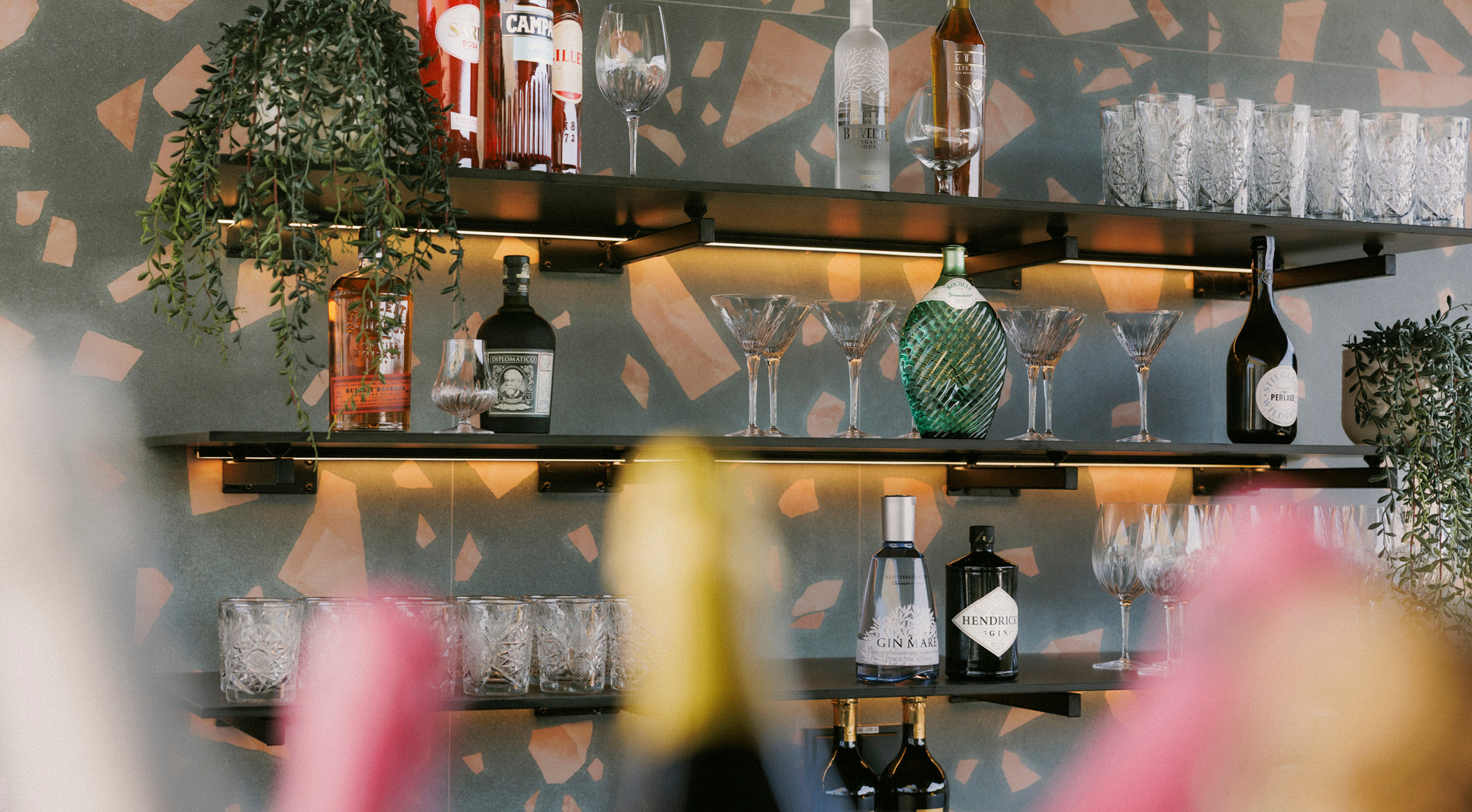 Die bunt best&uuml;ckte Bar im WILMA Rooftop l&auml;dt zum Feiern ein.