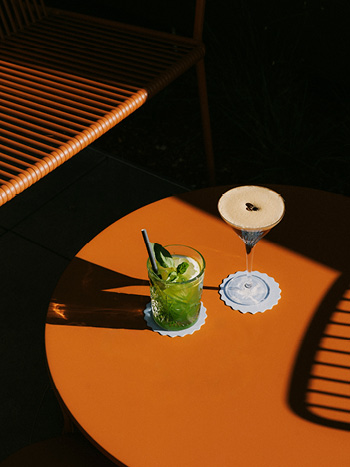Moderne Drinks bei Sonnenuntergang am WILMA Rooftop genie&szlig;en.
