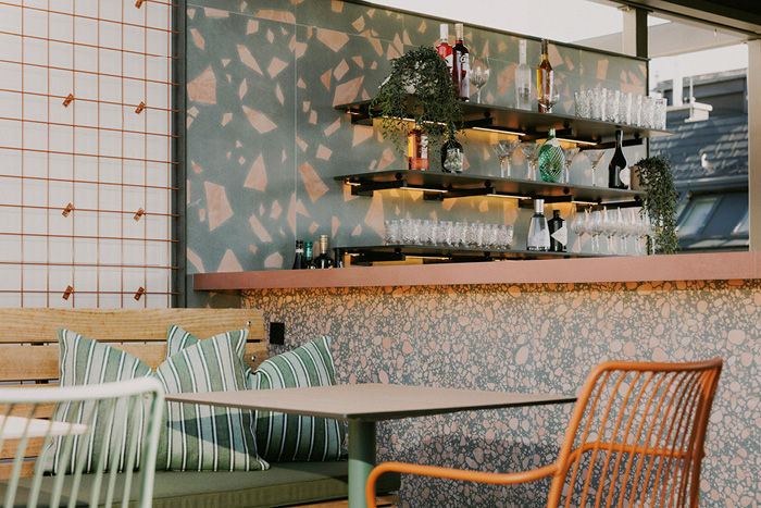 Die bunt best&uuml;ckte Bar und gem&uuml;tlichen Sessel laden zum Verweilen ein.