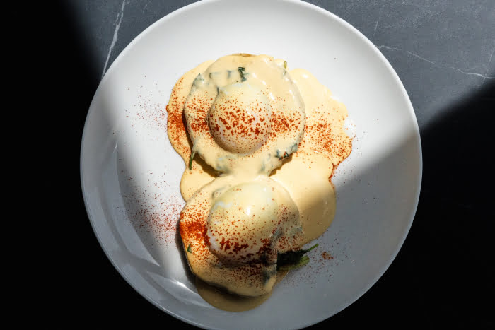 Zwei köstliche Eggs Florentine teilen sich elegant einen Teller.